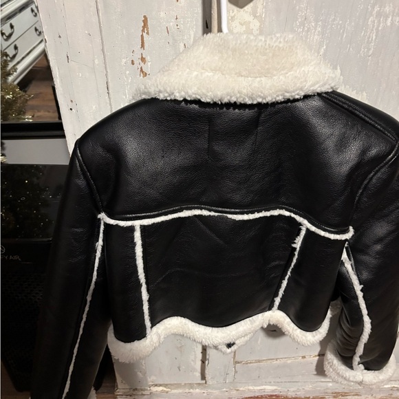 Fashion Nova Black and Cream Teddy Jacket. A little staining around collar area - Picture 4 of 7